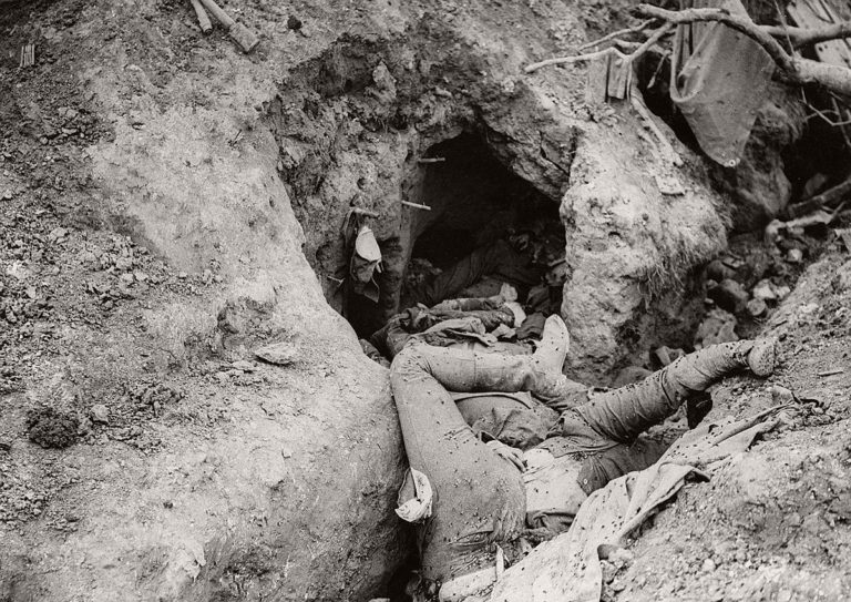 一战组图:用生命诠释什么叫做胆大 德国士兵蹲在巨型炮弹旁边洗衣服
