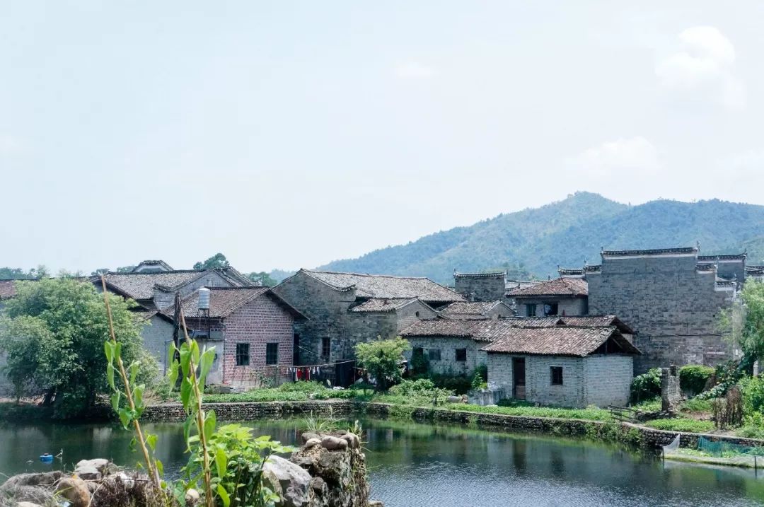 镇东南部的乌江之畔,四周青山环抱,三面江水绕流,山川形胜,钟灵毓秀