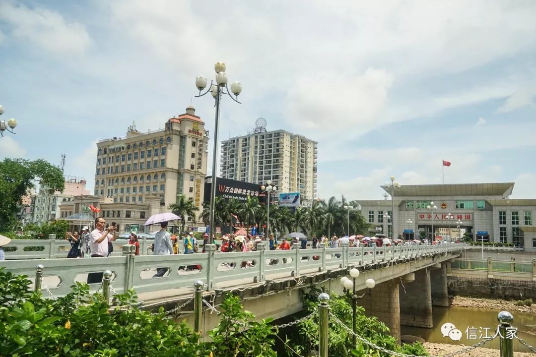 在東興口岸辦完出境手續後,我們從中越友誼大橋走向芒街口岸.