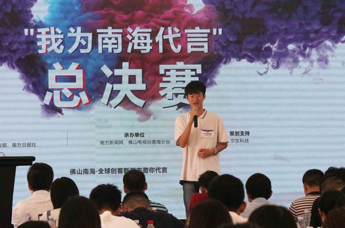 来自广东工业大学的大一学生郑泽鑫与来自华南师范大学的大二学生