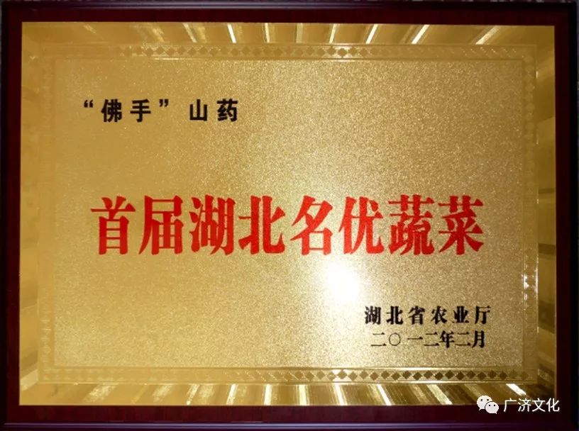 邹定文老师新武穴中学行政大楼前合影2.