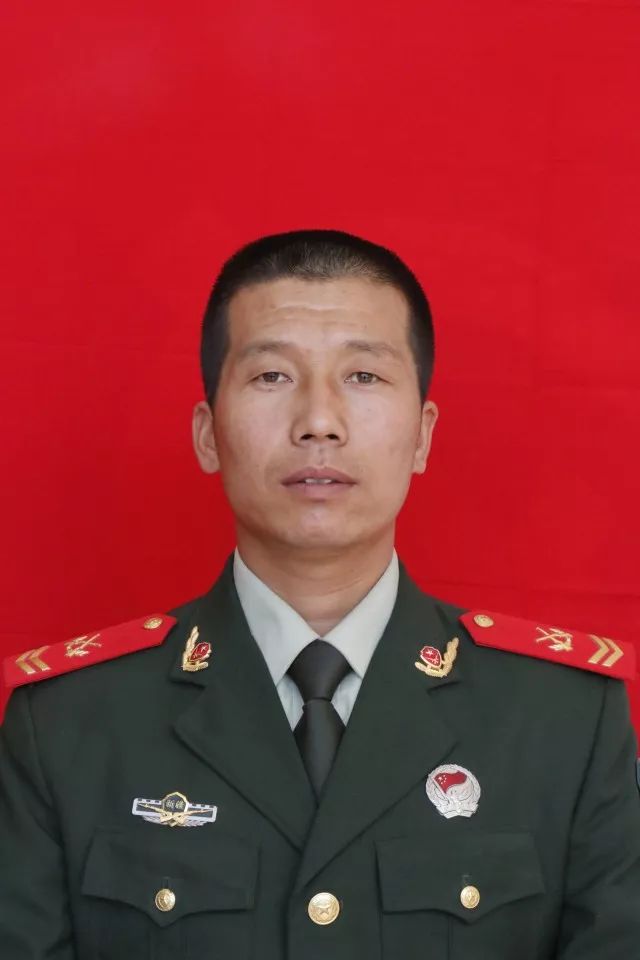 新疆武警总队队长图片