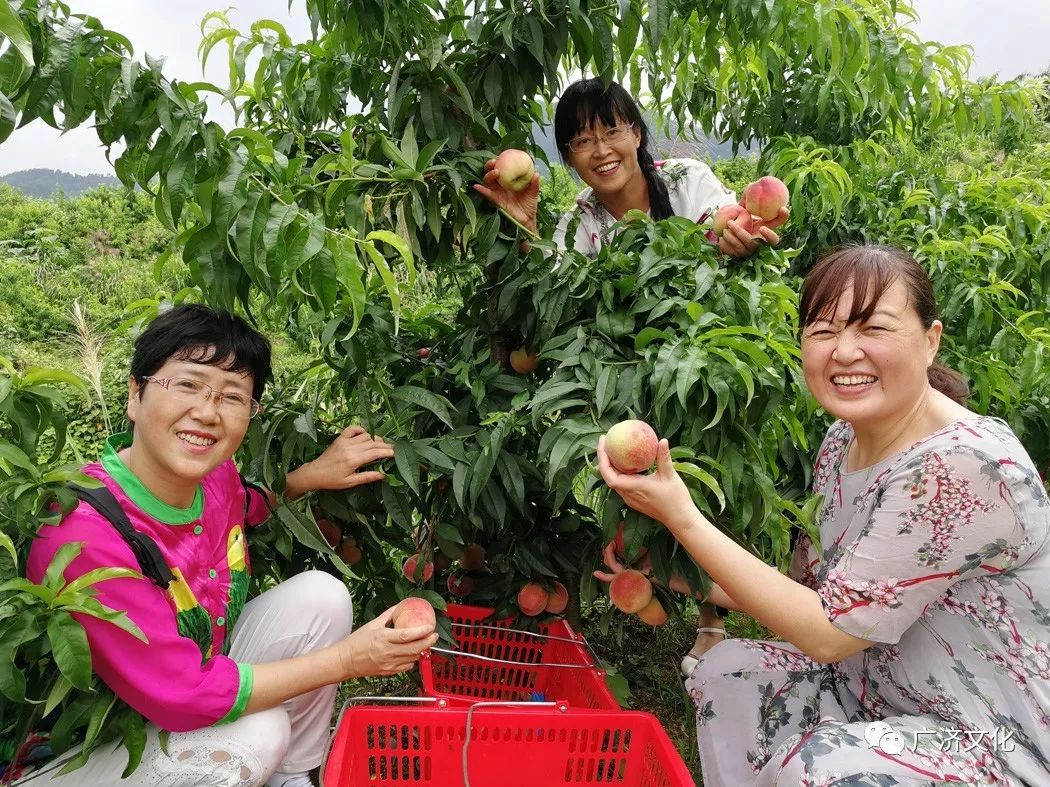 邹定文老师新武穴中学行政大楼前合影2.