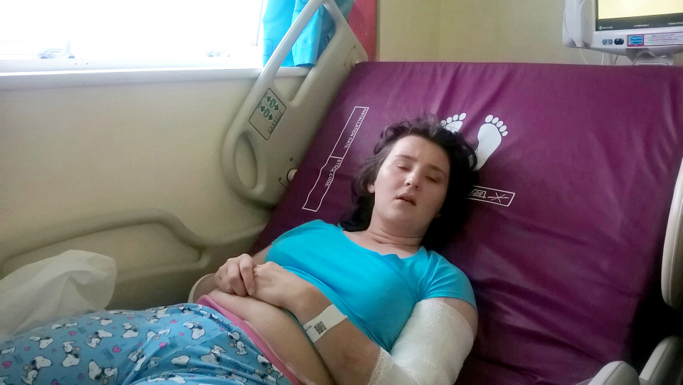 21岁少女因车祸脑死亡,医院称已尽力,妈妈用一块冰复活