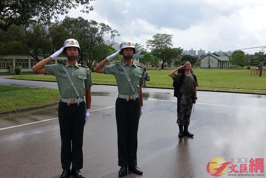 七一回歸紀念日解放軍駐港部隊軍營開放 港青對國旗敬禮