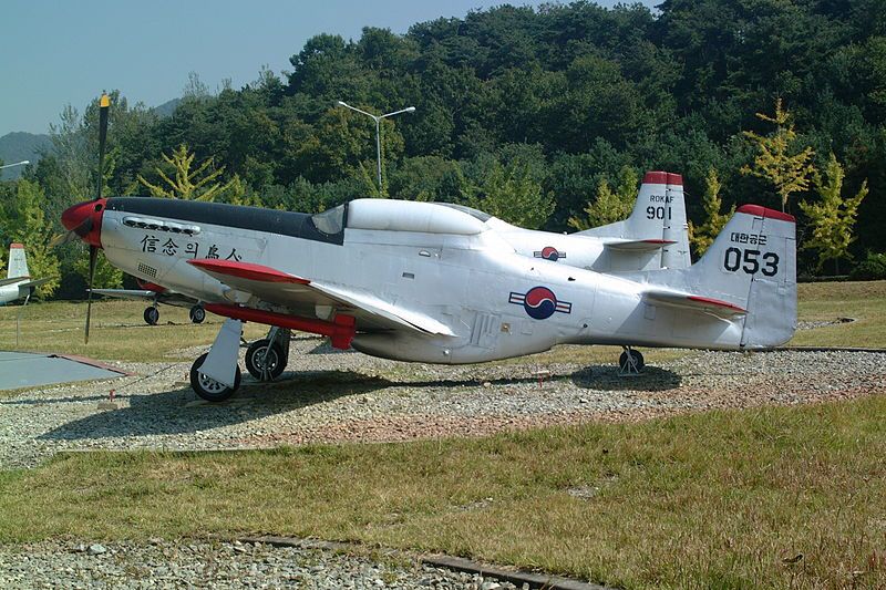 朝鲜战争爆发后,6月25日,朝鲜空军几架雅克9p战斗机出现在汝矣岛和