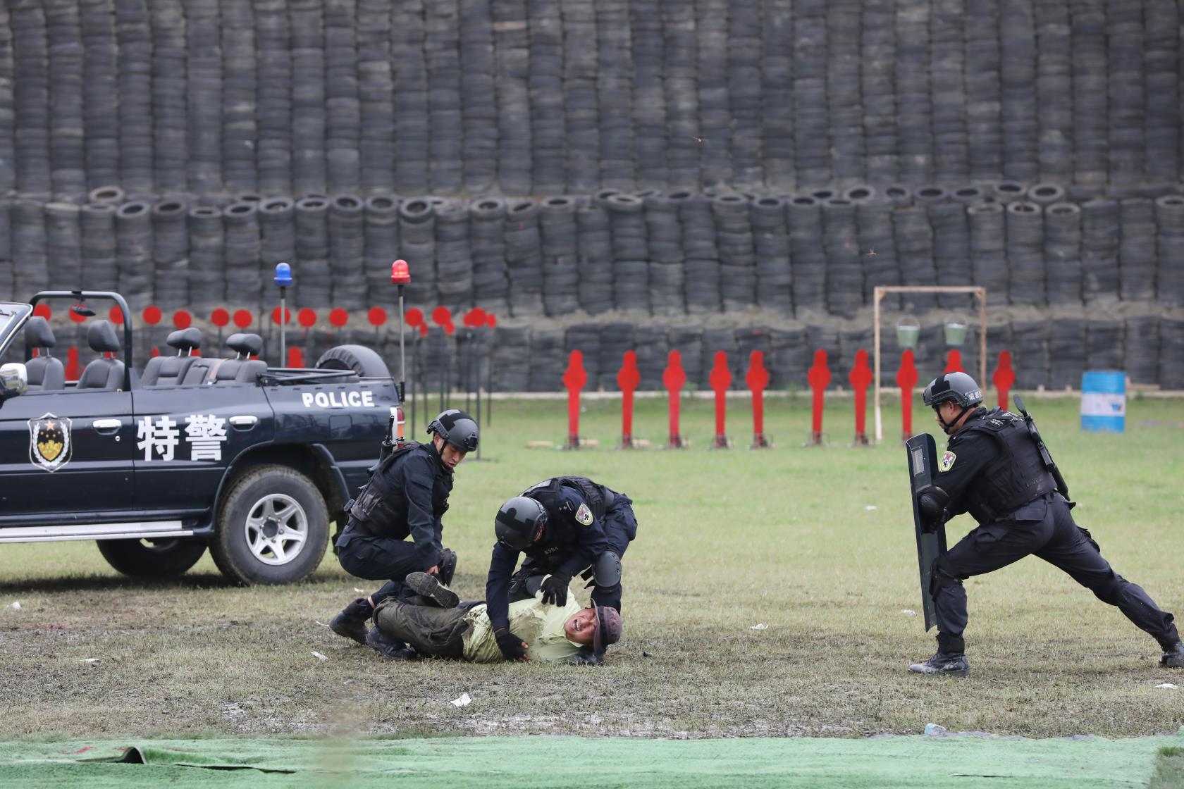 熱血鑄警魂忠誠保平安 獻禮黨的生日成都特警組織開展實戰實訓綜合