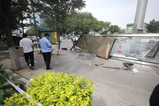 沈阳青年大街发生严重车祸公交车冲进站台一死九伤