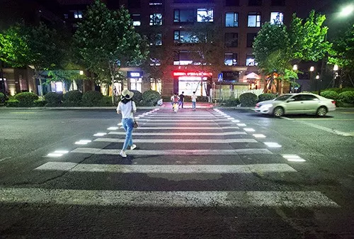 杭州有条智能斑马线:行人靠近会发光 还能收集人车流量数据