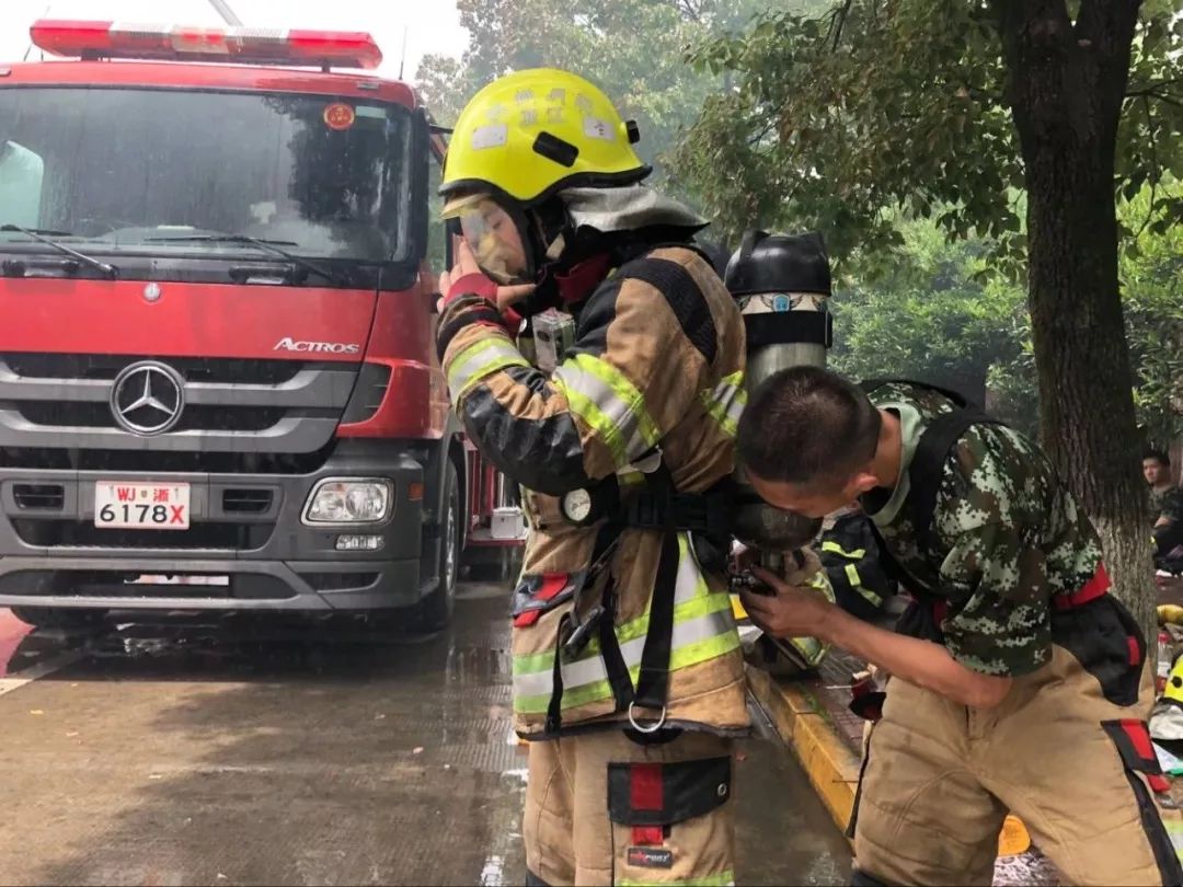 員趕赴現場撲救38輛車5個專職隊杭州消防共派出了15個現役中隊杭州