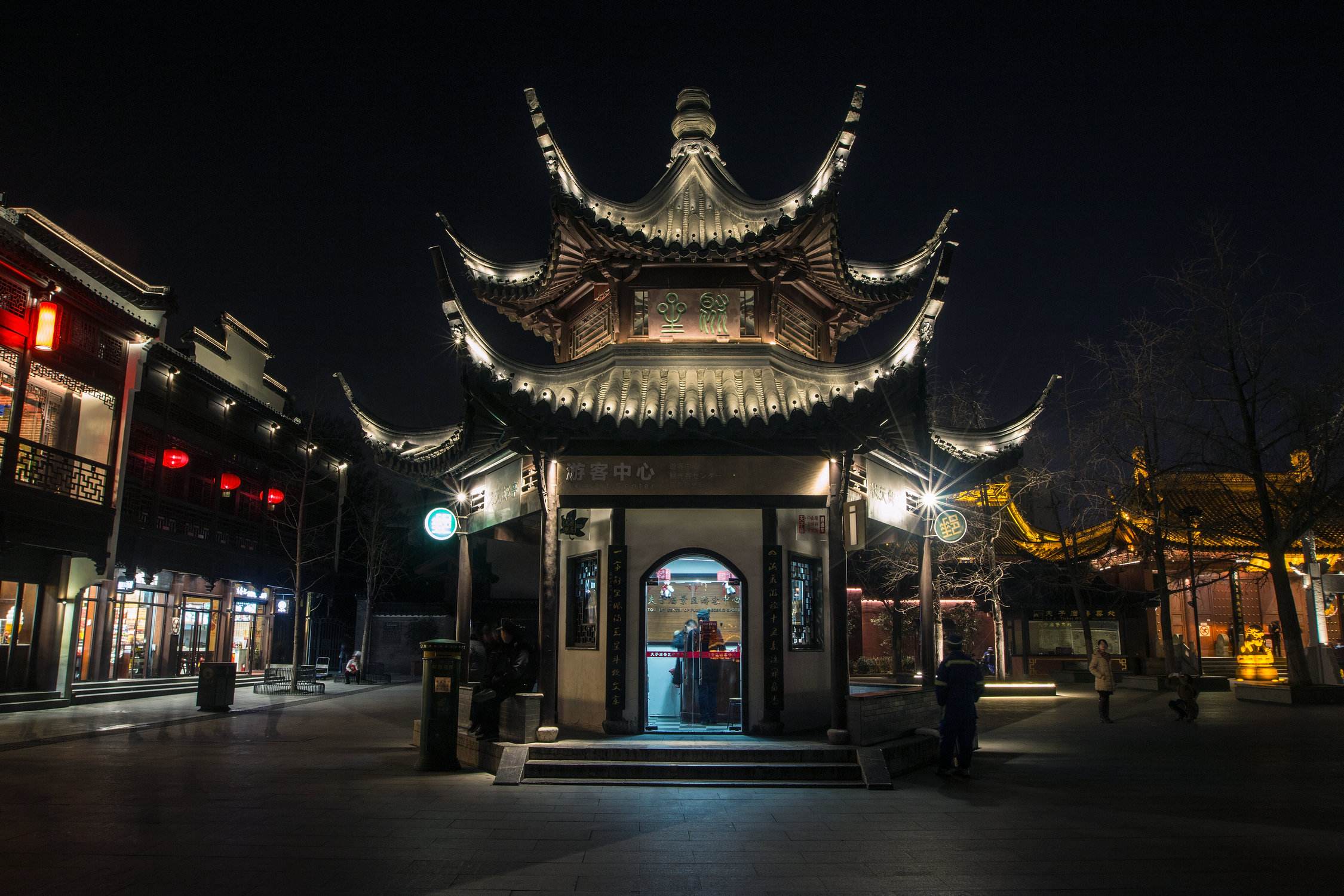 夫子廟始建於東晉成帝司馬衍鹹康三年,宋景祐元年改建為孔廟,在六朝至