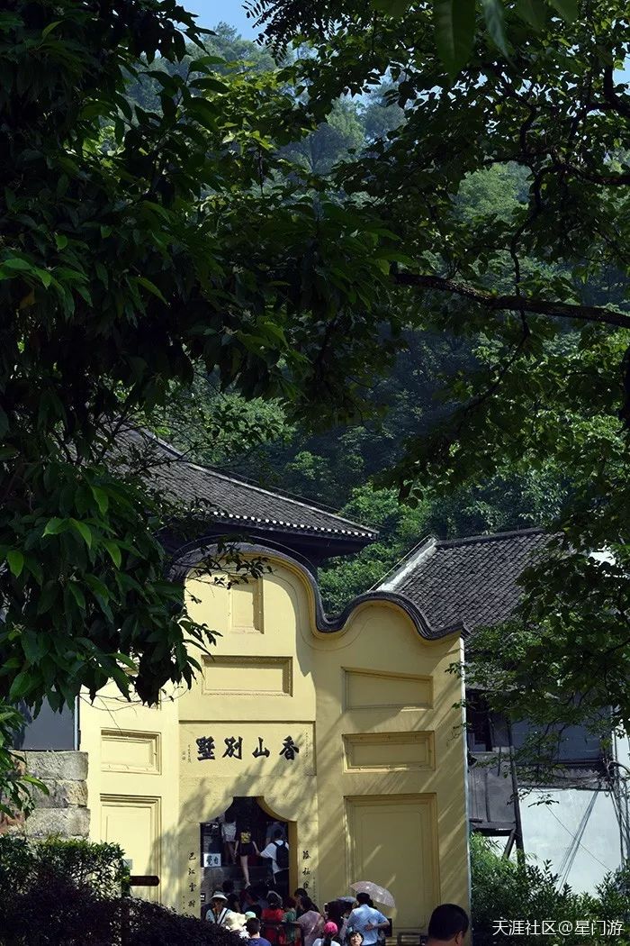 位于半山腰的白公馆,又名香山别墅,实际上曾是一座监狱.