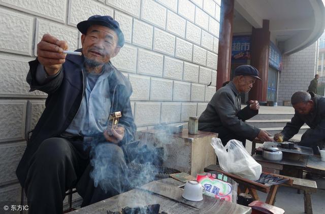 给别人递烟的图片图片