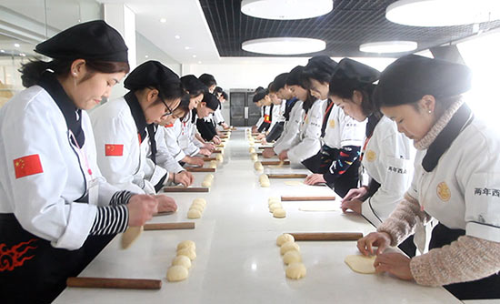 成都新东方烹饪学校:去专业的烘焙学校学西点需要多少钱?