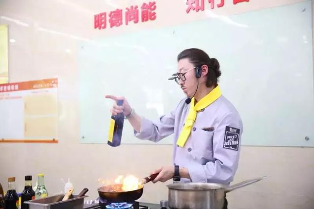 套餐"消夏佳茗香满东方"大合影chef黄研虽是明星厨师,但毫无明星包袱