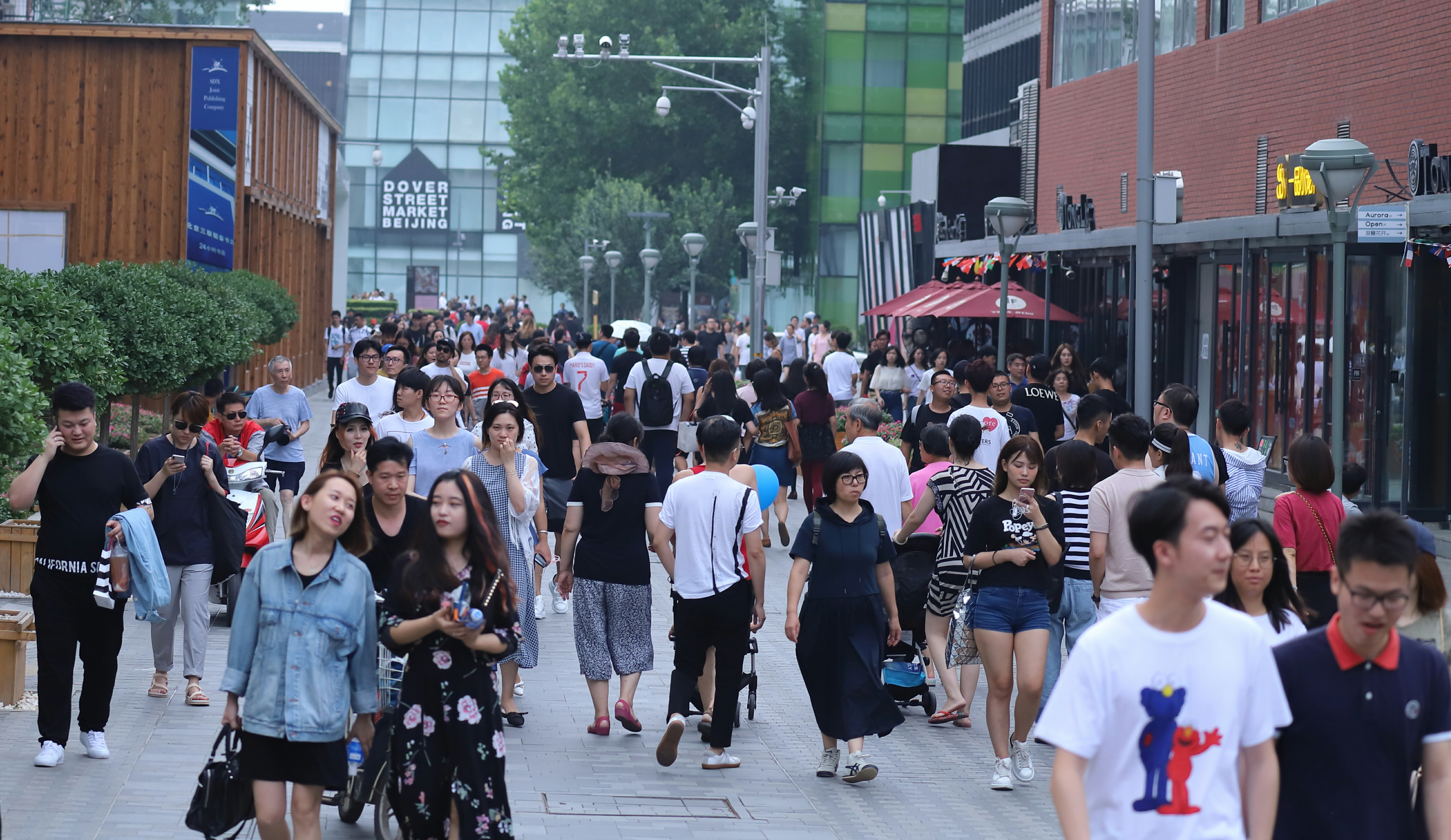 北京街拍三里屯太古里的时尚女孩真多喜欢看街拍的不要错过