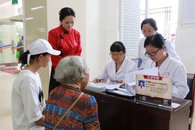 云南中医药大学王寅教授义诊其中,有一位特别的患者引起了大家的注意.