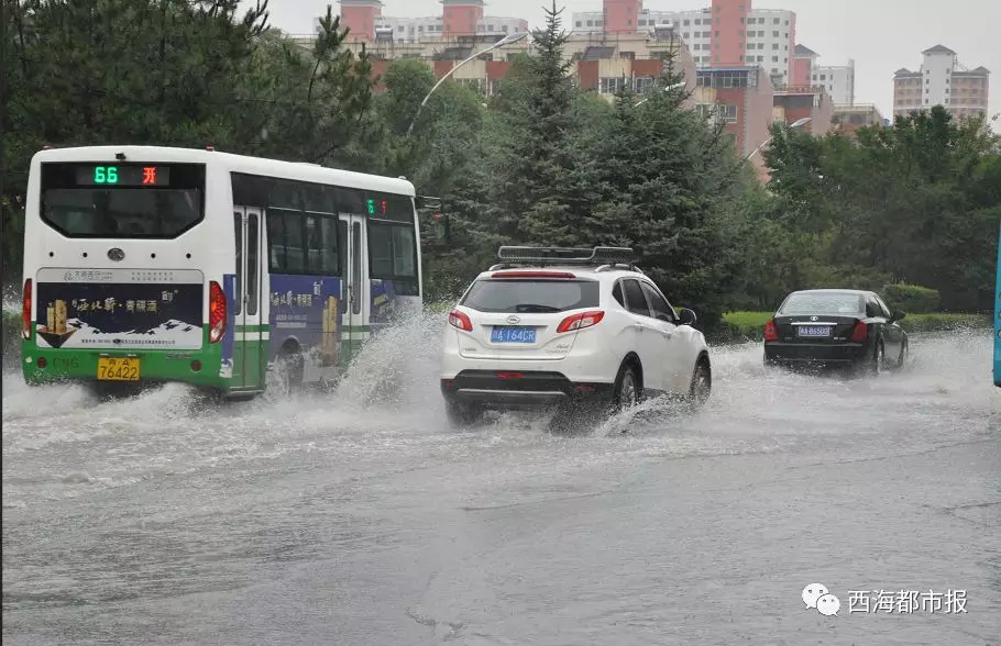 西宁人今早"蹚水"上班!降雨持续,多条道路积水成河