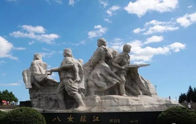 游【八女投江雕塑】矗立在牡丹江边的八女投江群雕,是一个具有历史