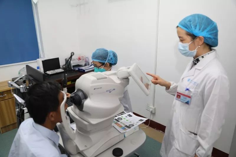 患者正在进行oct检查除了可直接观察视网膜血管,oct还可对包括角膜,前