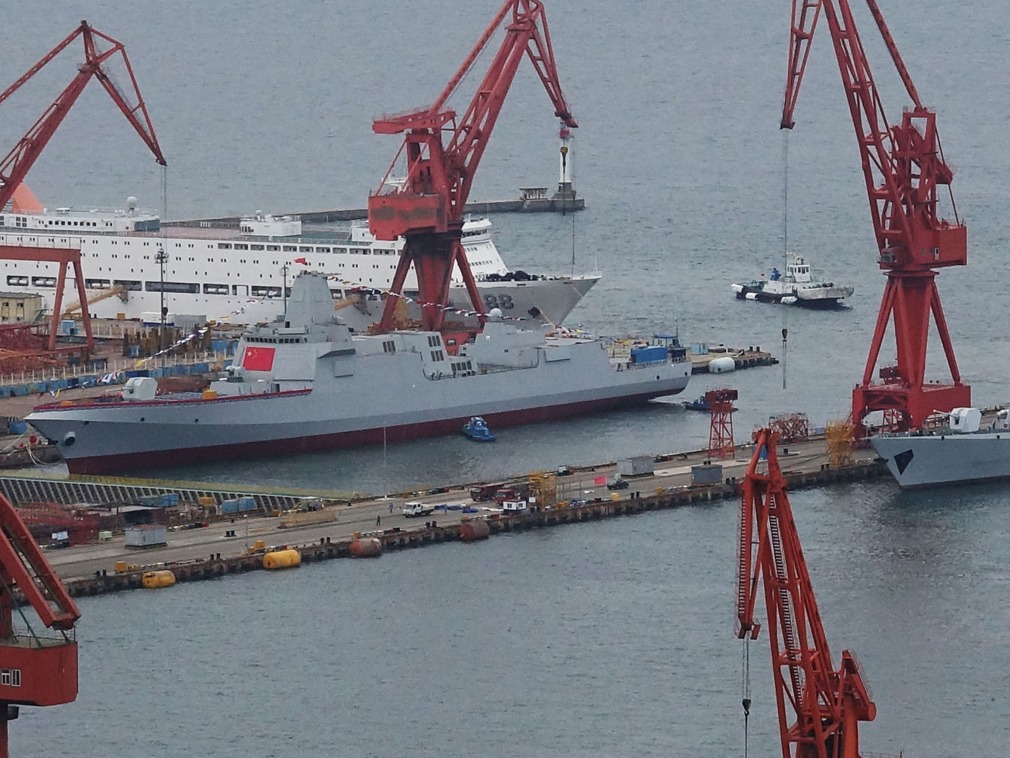 北京時間2018年7月3日,中國大陸軍事網友在大連造船廠現場拍攝的055級