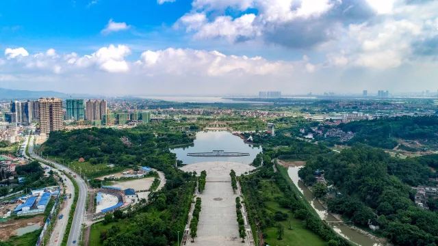 鶴山公園航拍圖鶴山公園是集休閒娛樂,運動健身,廉政教育於一體的