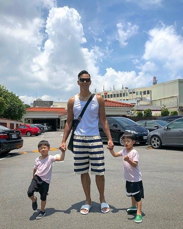 陈建州3岁双胞胎儿子竟长这么高了,网友:看起来像吃了特效药