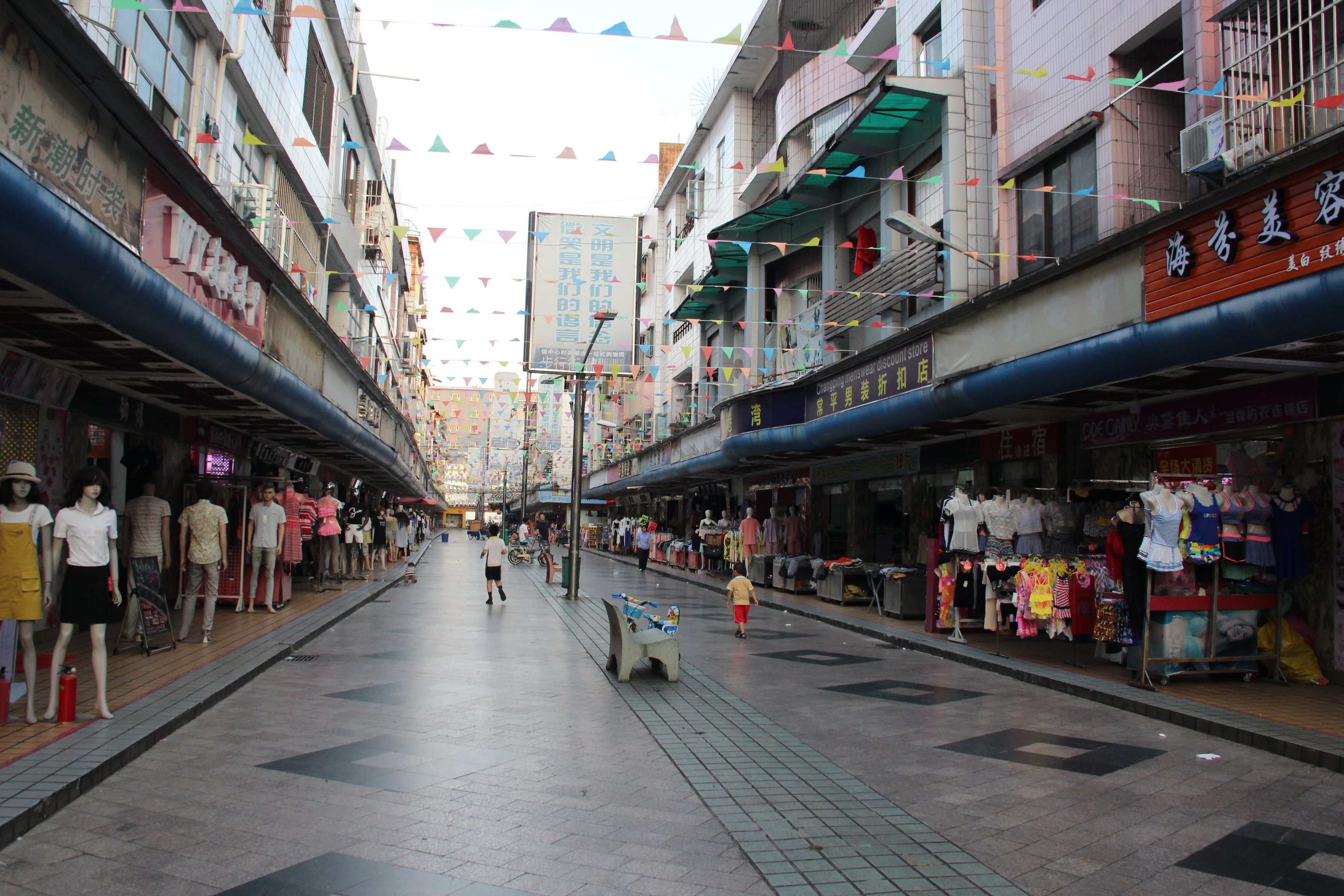 东莞常平商业步行街:打工男孩曾专程到此看美女,如今成了这模样