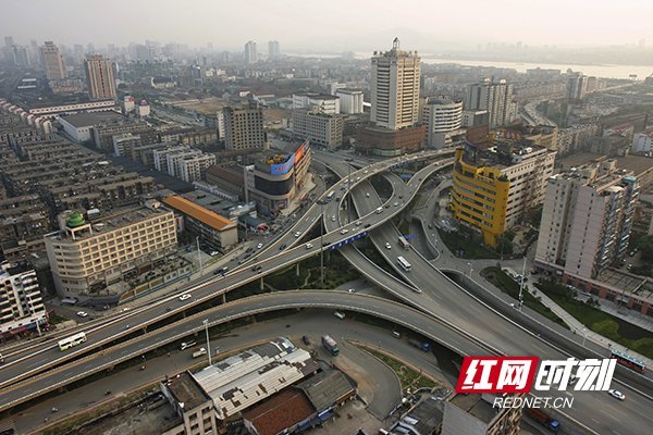 日竣工的伍家嶺立交橋地處319國道與長沙市城市主幹道芙蓉北路交匯處