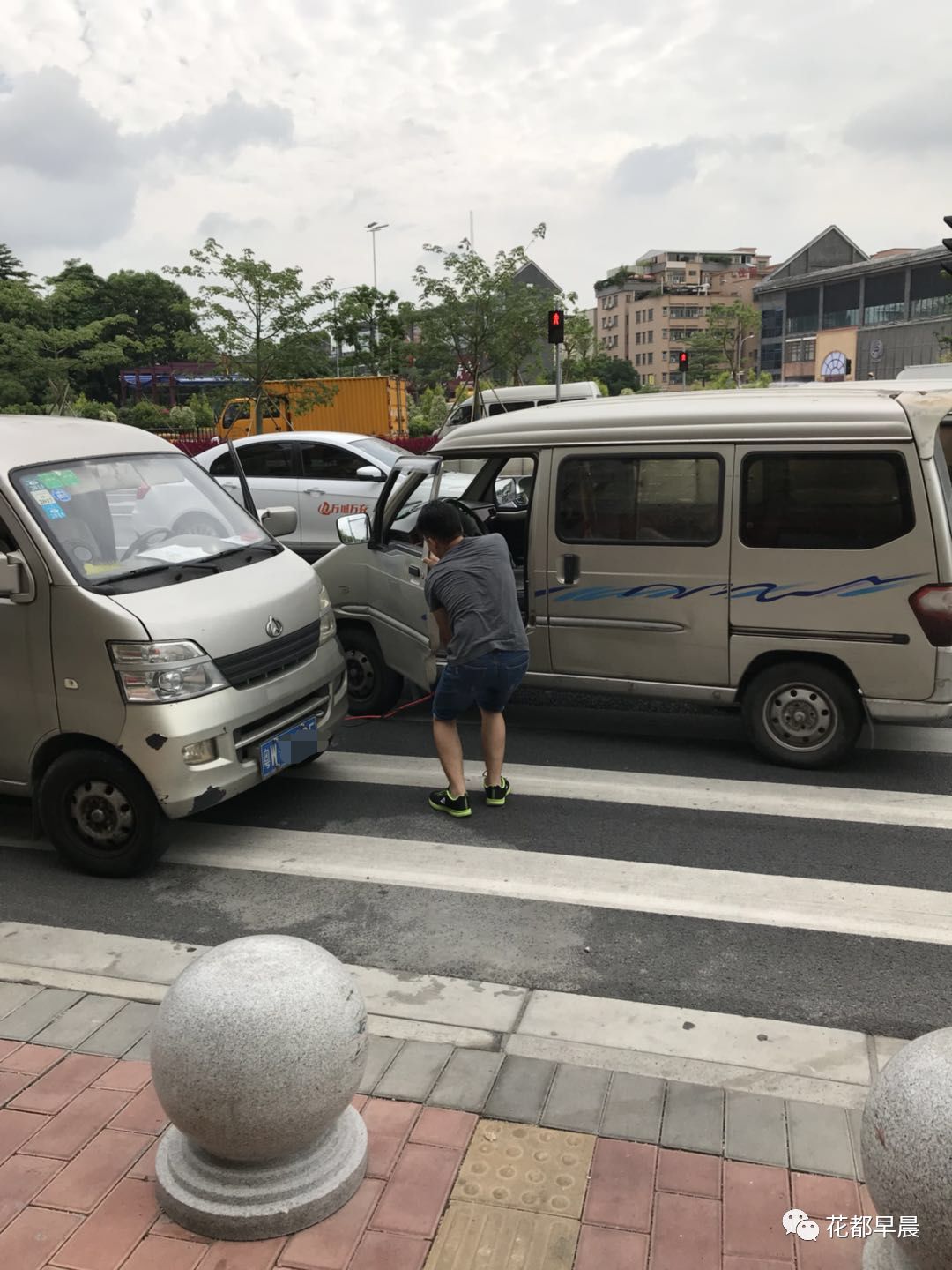 报料不要命了两面包车在马鞍山地铁口逆行搭电