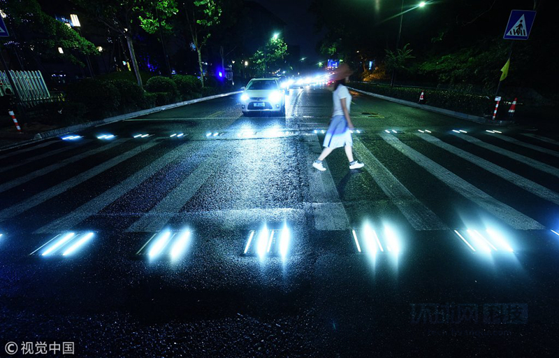 智能设计亮相杭州街头 斑马线为行人亮灯