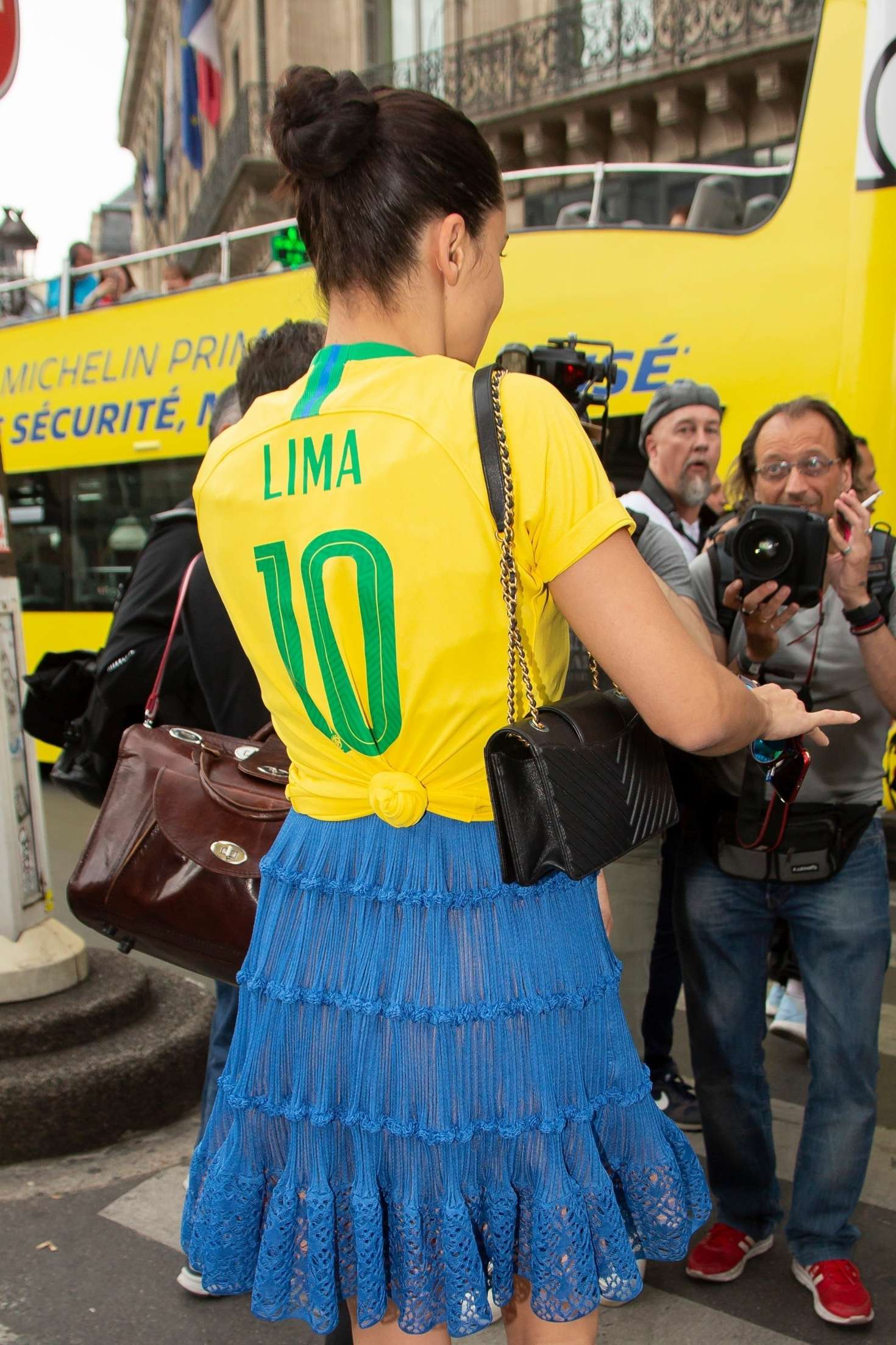 巴西超模阿德里亚娜·利马穿世界杯球衣现身,力挺祖国露骄傲笑容