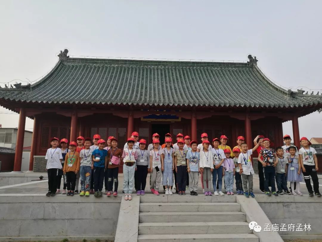 四下午:参观孟庙孟府景区:孟庙亚圣殿前,行古礼祭拜亚圣孟子,诵读