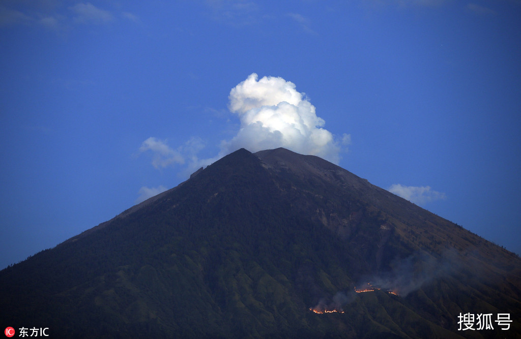 印尼阿貢火山噴發 岩漿外流觸發森林火災