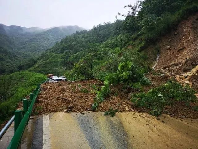 据现场目测,塌方量预计在500方左右,导致道路中断,引发严重交通阻塞