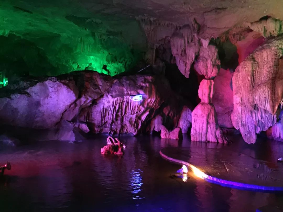 疑是银河落九天"溶洞忽而低矮狭窄,忽而宽广高大水帘洞,原名樟古岩