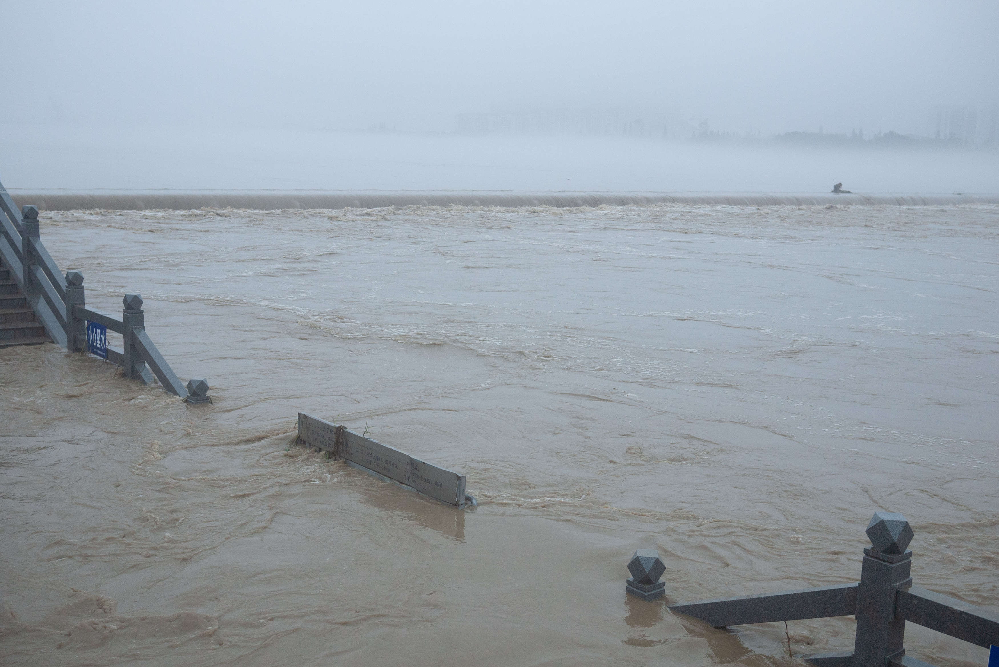 汉中天汉湿地公园石拱翻板闸至中嘴段 木栈道 九曲桥被洪水淹没