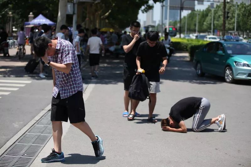 山東理工一畢業生跪地感恩母校:這次是這麼多假期裡,最不願意上車回家