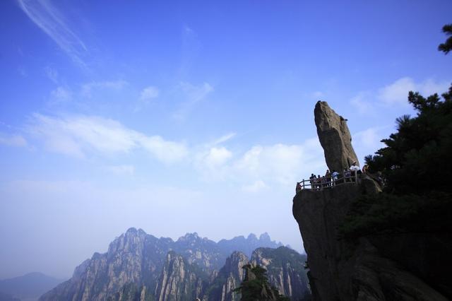 其實黃山上以前寺廟很多的,號稱五寺九十庵,如慈光寺,雲谷寺,翠微寺