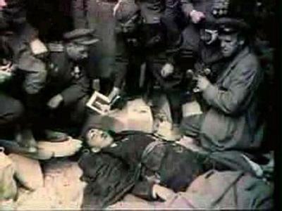 二战纳粹德国投降后: 希特勒自杀后,320名女军官醉酒陪葬自尽