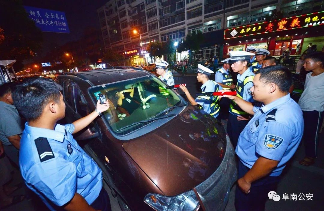 抱著孩子酒駕,連吹8根測試管,躲在車裡不出來.看這幫人