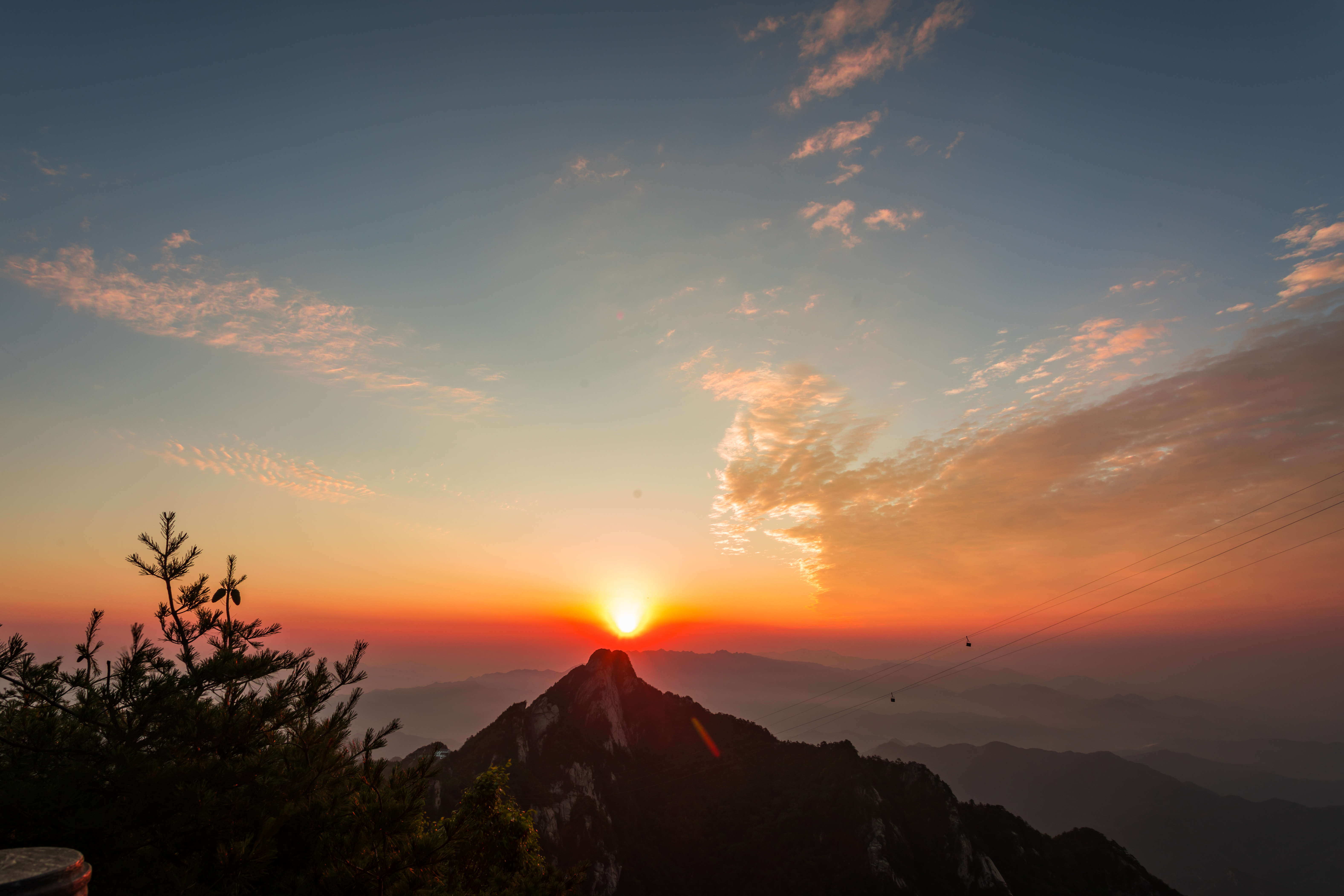 穿着浴袍当大侠,中原最高峰玉皇顶观日出,天空大地比世界杯还红