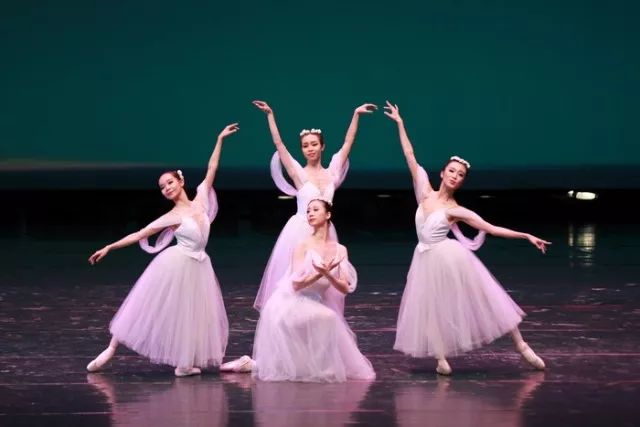 《女子四人舞》天津芭蕾舞精品专场演出为泰国民众献上了《四小天鹅》