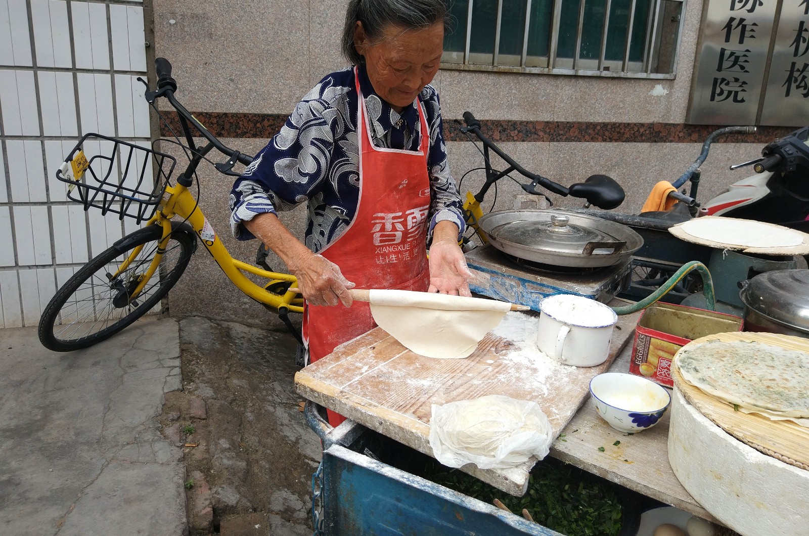 84岁老人 每天街头摊菜馍满满家乡的味道!