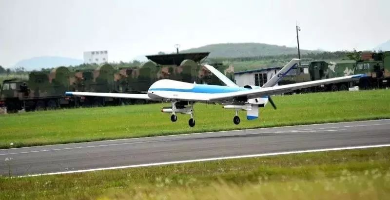 7月3日上午,鹞鹰Ⅱ察打一体无人机在贵飞机场成功试飞