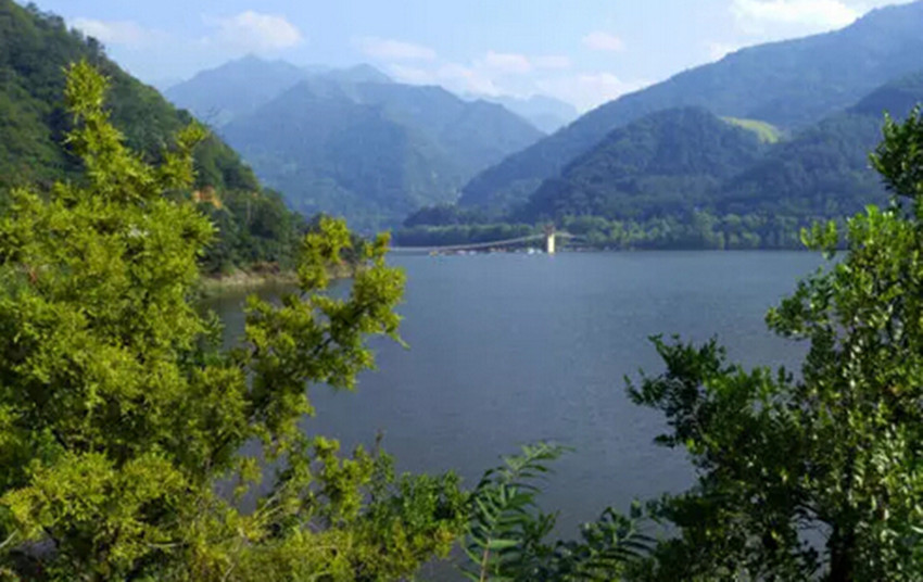 地處湯峪水庫南的湯峪森林公園,這裡青山環抱,谷幽林秀,湖光倒映,草