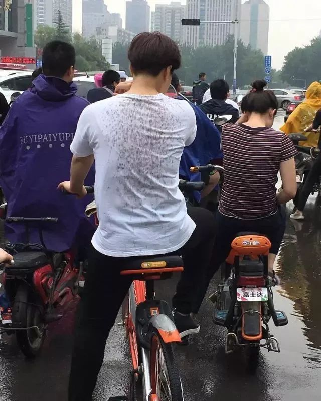 郑州下雨天骑单车,简直就是一道风景线!真·拖泥带水啊