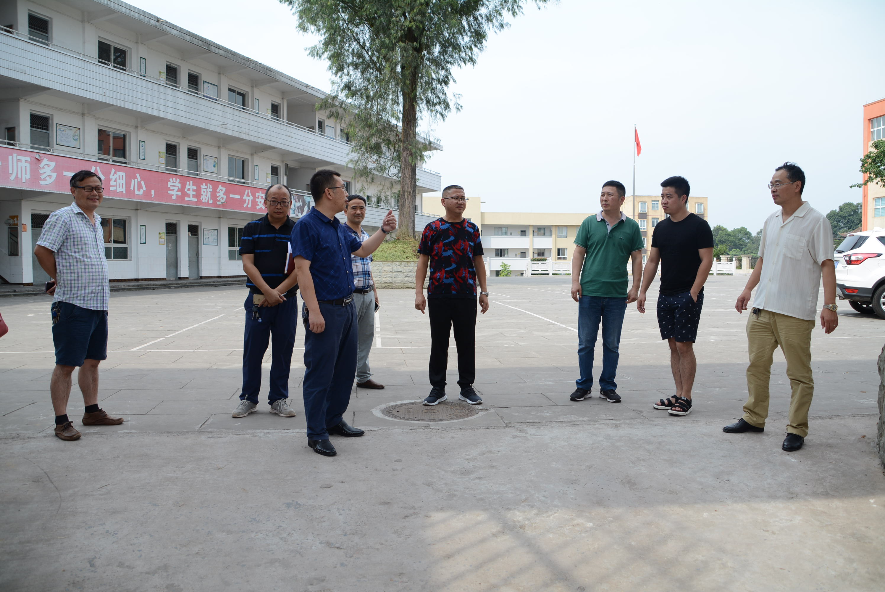 教育 正文 7月2日,泸州市相关领导对合江县虎头镇中心校安全社区建设