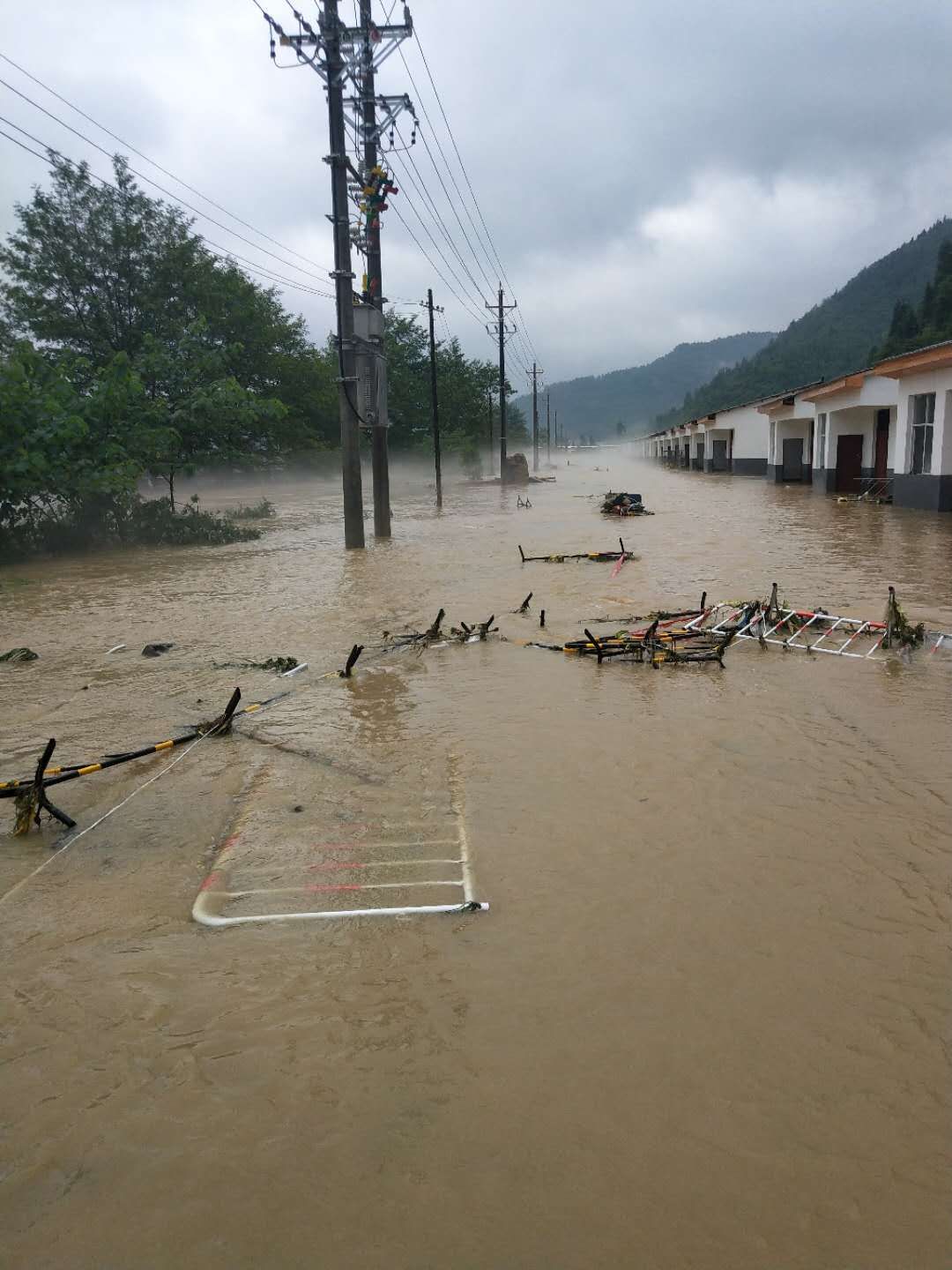 鹤峰县普降大雨,中营镇降雨量超过104mm,洪水漫过河堤涌上街道造成