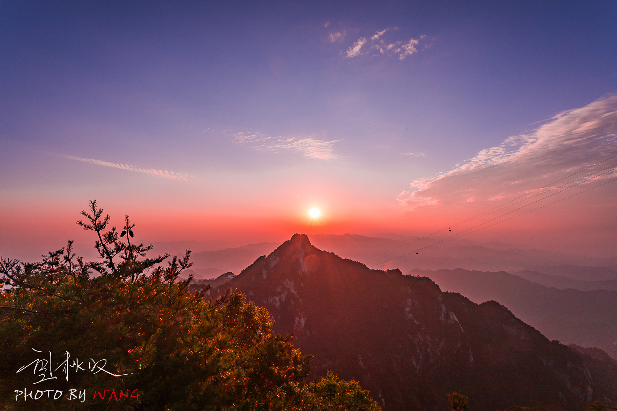 穿着浴袍当大侠,中原最高峰玉皇顶观日出,天空大地比世界杯还红